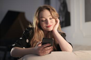 Este es el daño que provoca la luz del celular en los ojos