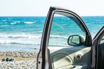 El negativo impacto de la playa en el auto: cómo la sal, la arena y el sol dañan los vehículos