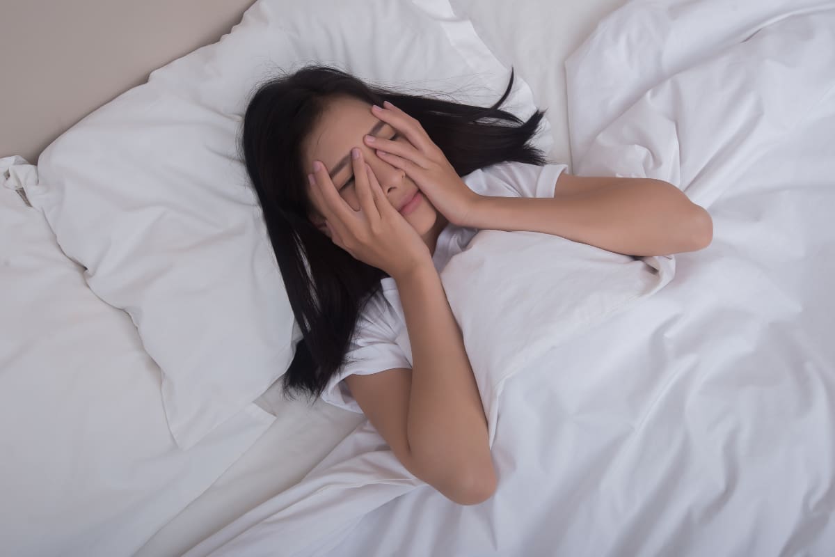 Aunque sea un ajuste menor, pasar del horario de invierno al de verano puede generar consecuencias severas en nuestra salud física y mental. Créditos: Freepik.