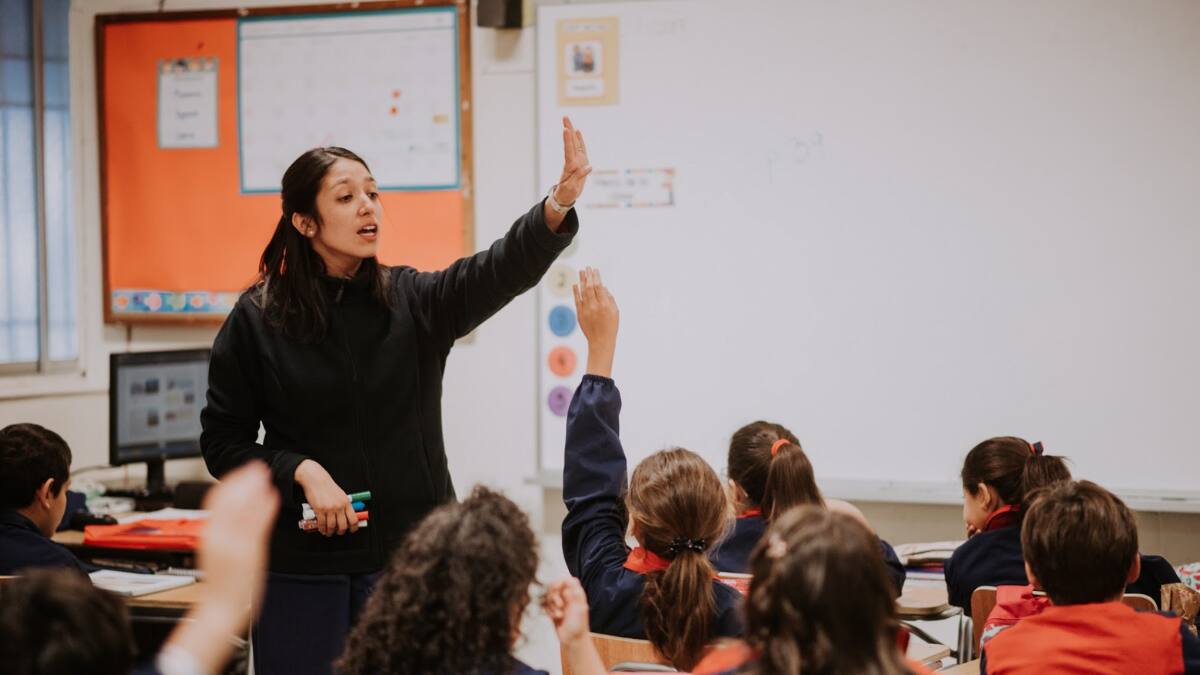 Hasta $1.500.000: el sueldo que pueden ganar profesores según la asignatura que imparten
