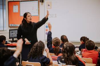 Hasta $1.500.000: el sueldo que pueden ganar profesores según la asignatura que imparten