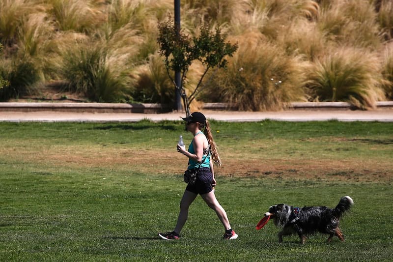 El último fin de semana del año será uno caluroso y con cielos despejados en la Región Metropolitana.