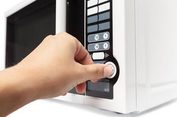 Este simple error podría destruir por completo tu microondas