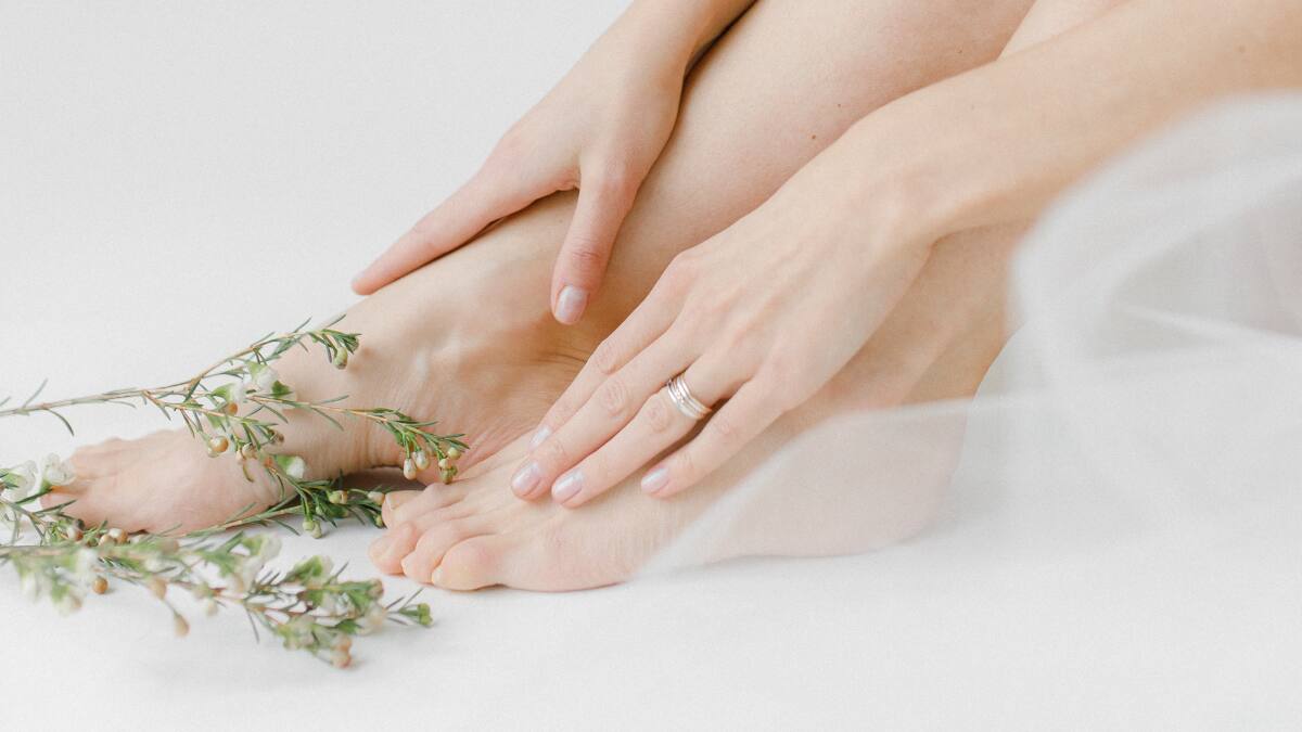 Relaja tus pies de forma natural con este remedio casero hecho con lavanda