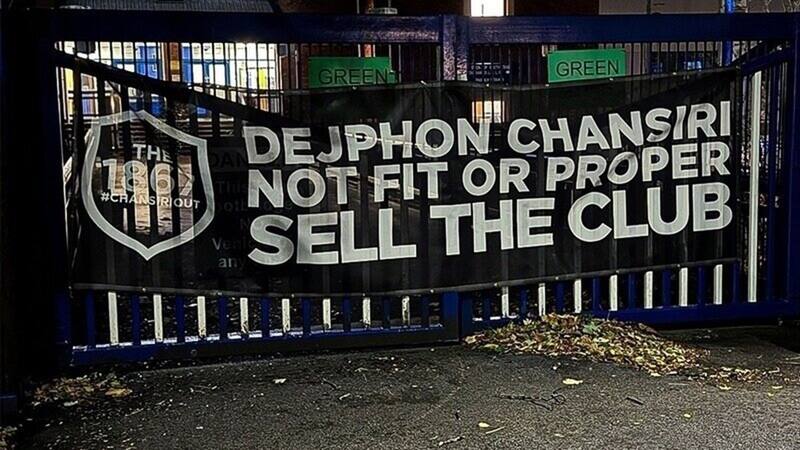 Hinchas del Sheffield Wednesday exigen la salida del propietario del club.