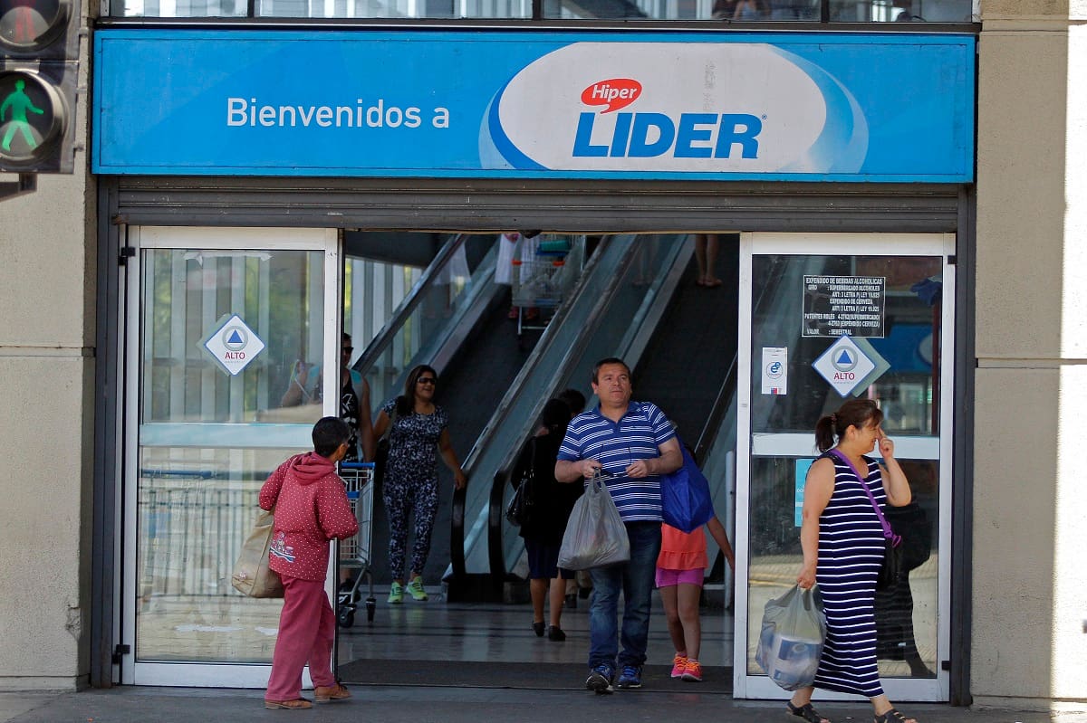 Concepción 10 de enero 2016
Aunque el llamado a funar y no comprar en los supermercados involucrados en el último caso de colusión no tuvo efecto masivo, de igual forma un grupo de personas llegó hasta el Hipermercado líder de Av Prat en Concepción para manifestar su descontento. En el lugar se vió una menor afluencia de público en comparación con un domingo normal.
Alejandro Zoñez/AtonChile