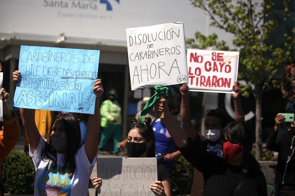 Santiago 3 octubre 2020.
Cientos de personas llegaron a la Clnica Santa Maria para apoyar a Anthony Araya Protesta quien fue empujado al rio por un carabinero de fuerza especiales.
Cristobal Saavedra Vogel/Aton Chile