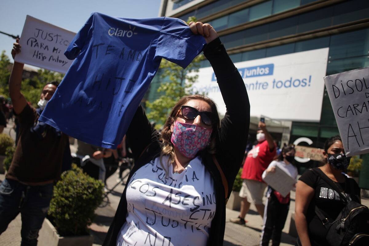 Santiago 3 octubre 2020.
Cientos de personas llegaron a la Clínica Santa Maria para apoyar a Anthony Araya Protesta quien fue empujado al rio por un carabinero de fuerza especiales.
Cristobal Saavedra Vogel/Aton Chile
