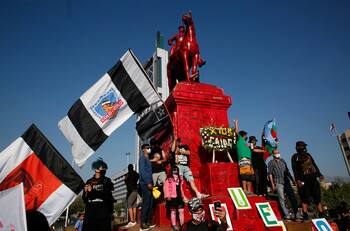 Pintan de rojo estatua del general Baquedano a dos días de la conmemoración del 18/O