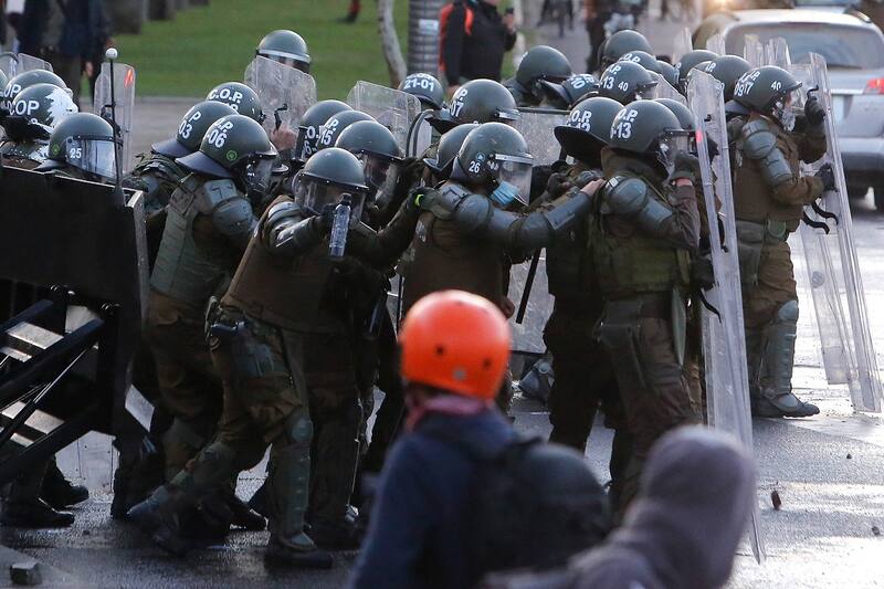 Santiago, 2 de octubre de 2020.
Cientos de personas se congregan en el sector de Baquedano para protestar contra el gobierno.
Jonnathan Oyarzun/Aton Chile