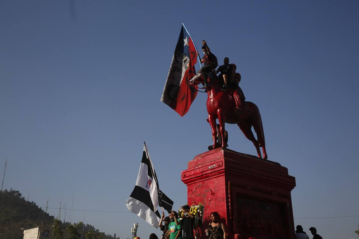 Manifestantes se reúnen en Plaza Italia cada año para el aniversario del 18-O