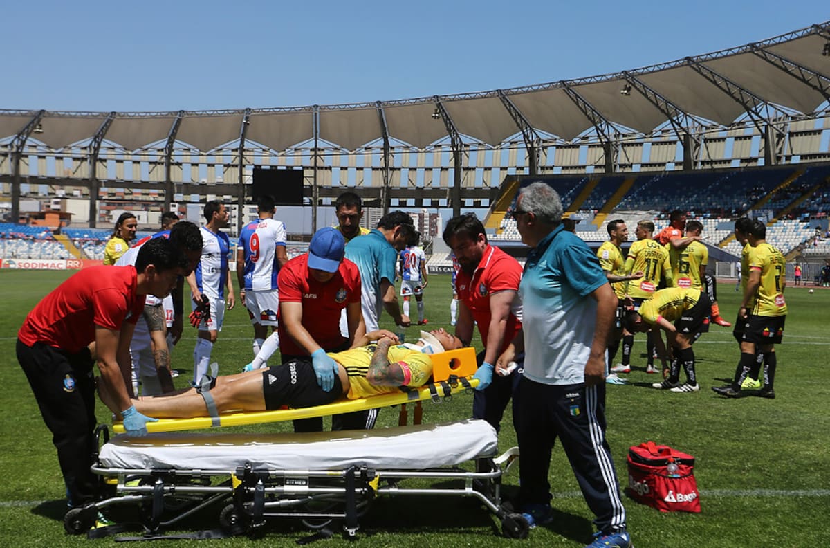 La impactante retirada en ambulancia de Paulo Magalhaes tras chocar con Miguel Pinto