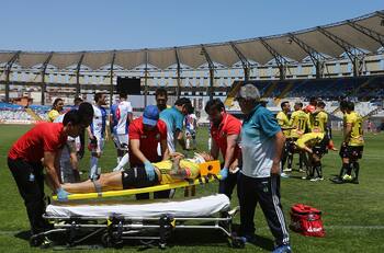 La impactante retirada en ambulancia de Paulo Magalhaes tras chocar con Miguel Pinto