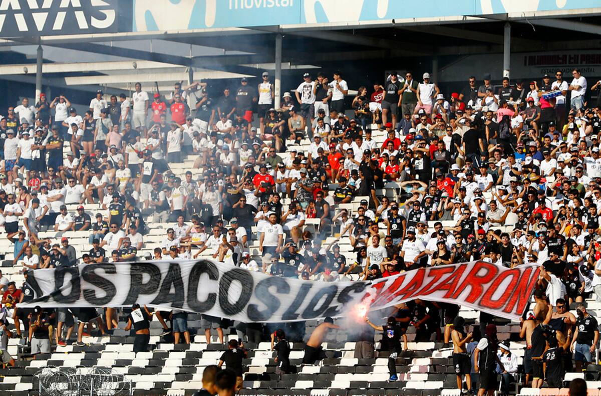Hinchas de Colo Colo mostraron lienzo en contra de Carabineros en medio de protestas en el Clásico