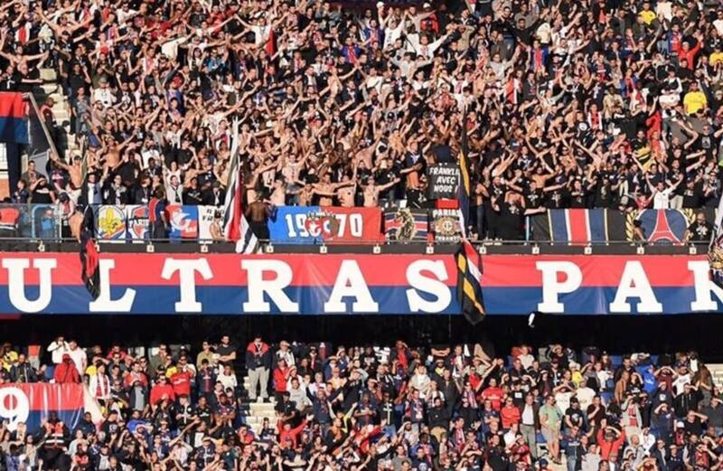 Los fanáticos parisinos se congregaron en el Parque de los Príncipes para agradecer al delantero.