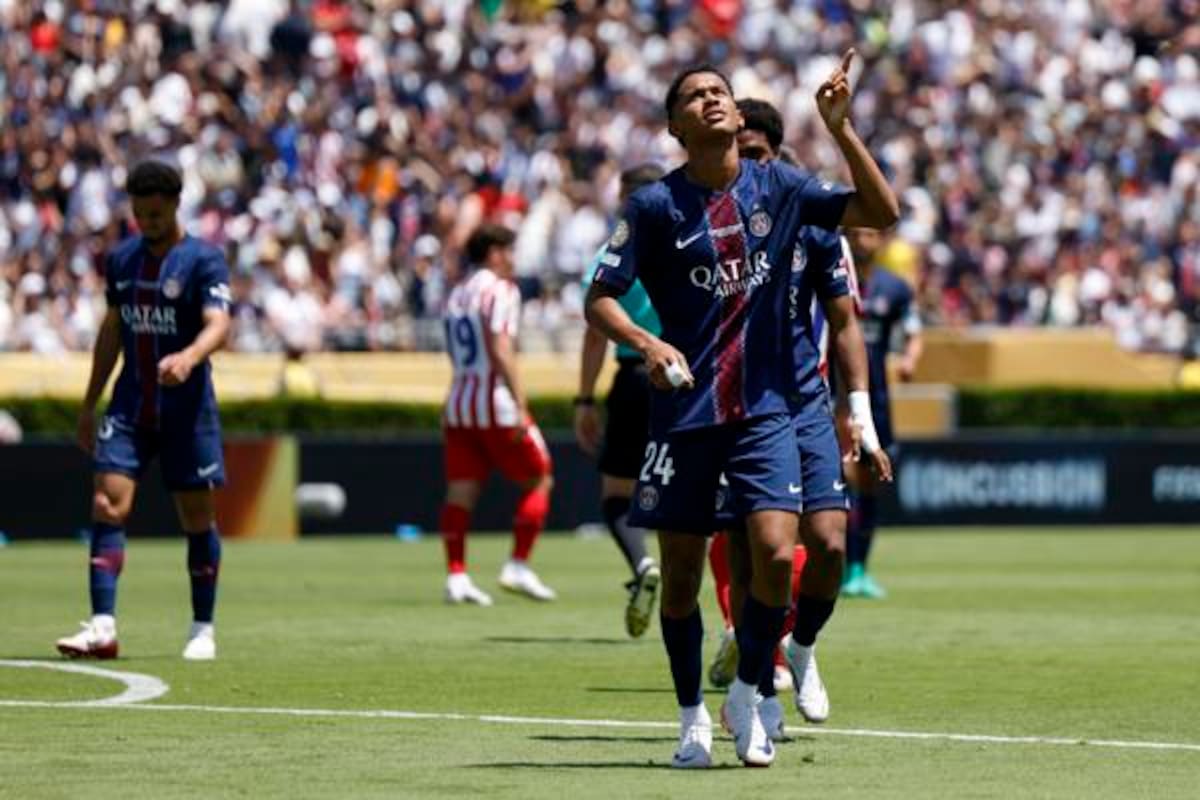 Los parisinos vencieron por 4-0 a los Colchoneros bajo un intenso calor. EFE