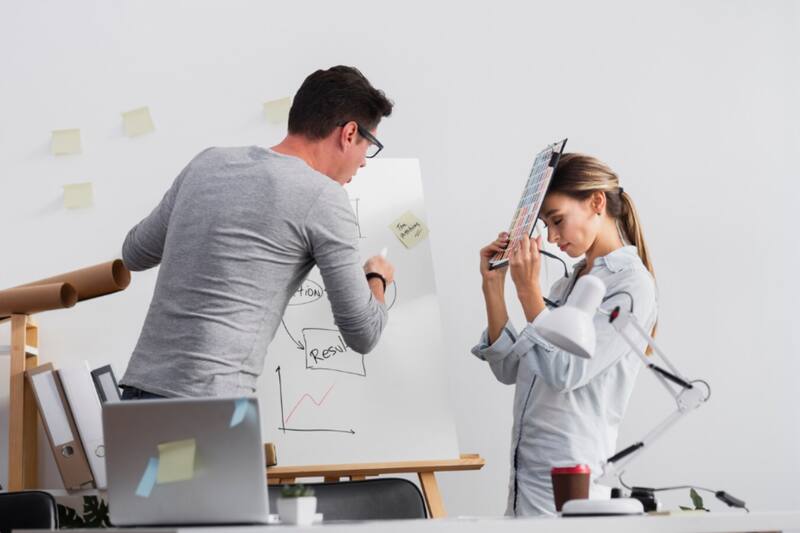 Señala que el perfeccionismo se puede asociar a una autocrítica severa.