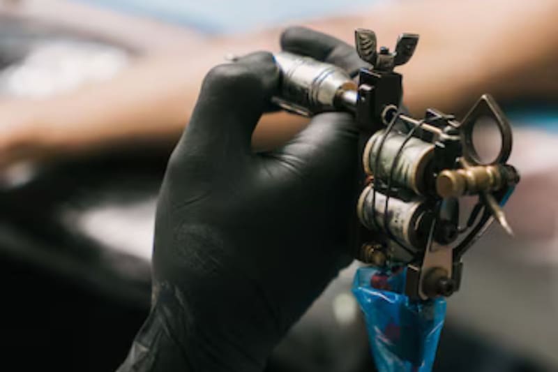Esto dicen los expertos sobre hacerse tatuajes.
Créditos: Freepik.