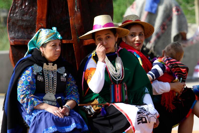Para armar el listado, se consideró la proporción entre habitantes pertenecientes a alguna etnia indígena y la población total de cada país. Créditos: Javier Salvo/Aton Chile.