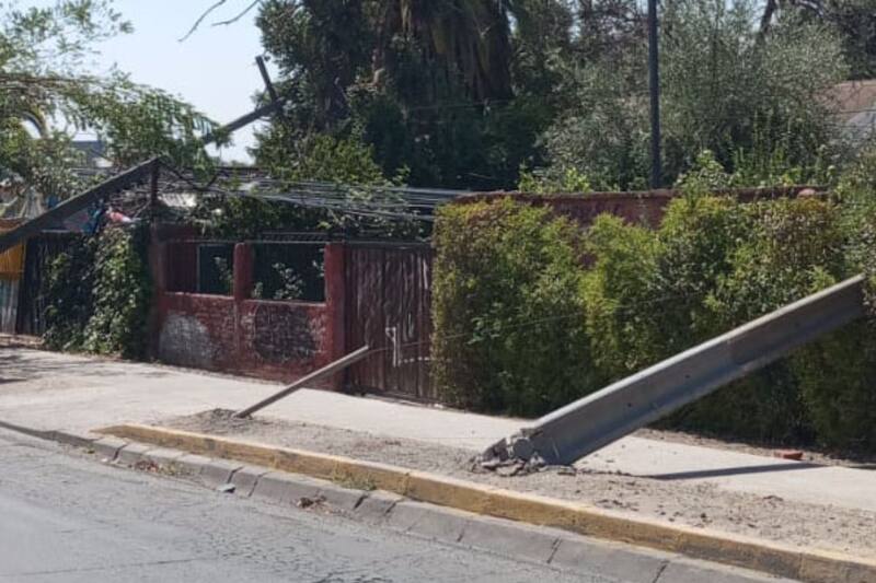 Camión derribó más de 10 postes de luz y provocó corte de suministro en el lugar. Créditos: CGE.