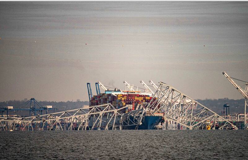 fue completamente destruido tras ser chocado por un carguero.