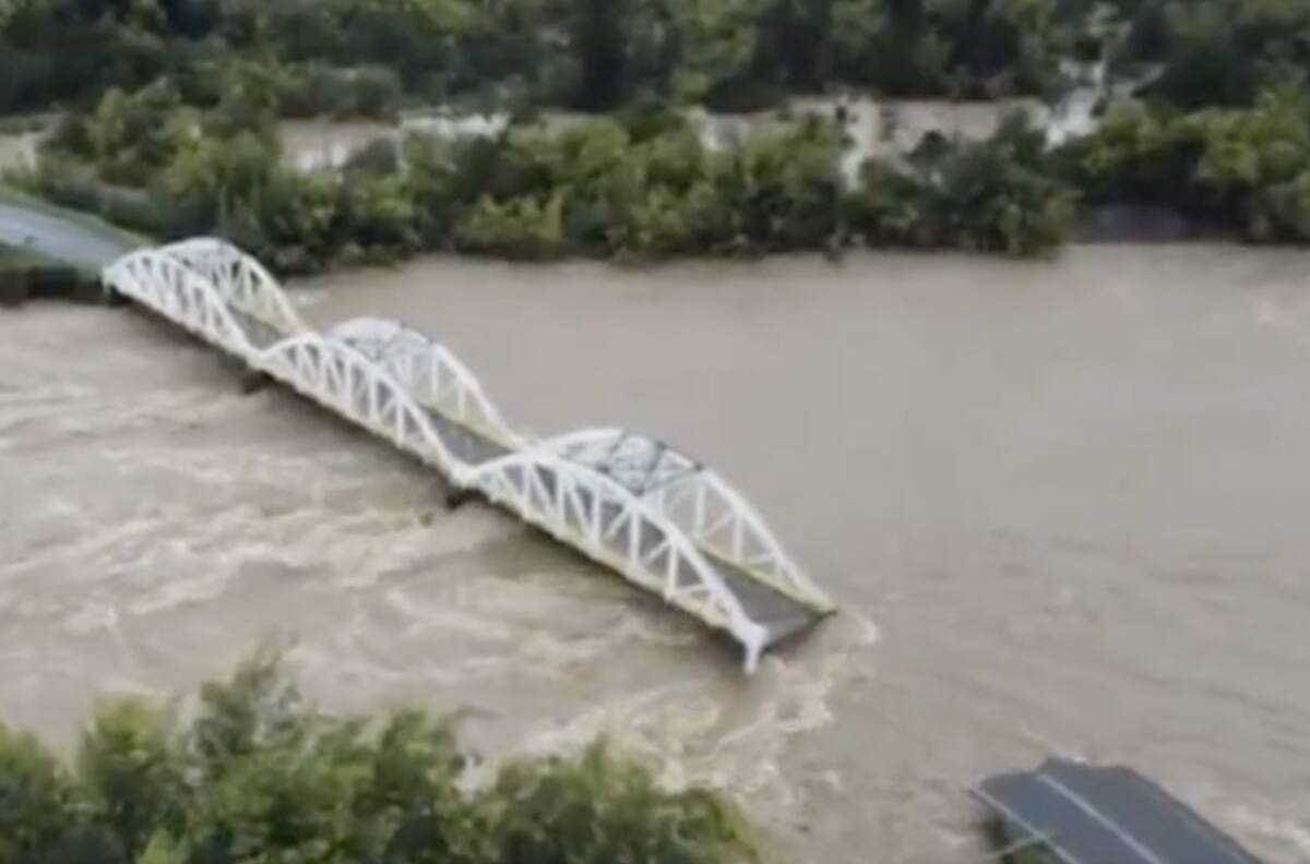 VIDEO | El impactante colapso del Puente Tres Arcos en Linares: más de 30 mil personas aisladas