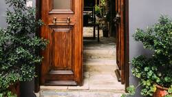 Esto es lo que debes hacer con la puerta de tu hogar: el secreto de la fortuna según el Feng Shui