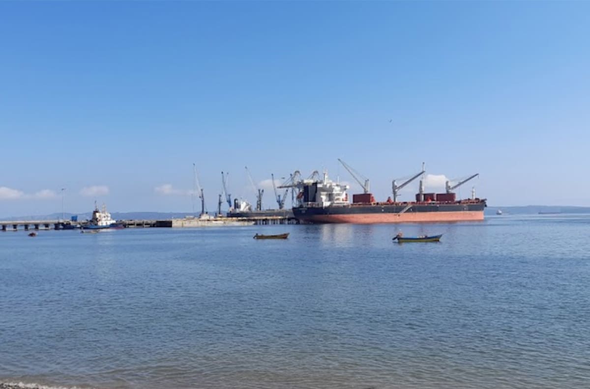 Gigantesca empresa naviera china dejará de operar en puerto chileno para beneficiar a Chancay