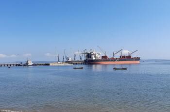 Gigantesca empresa naviera china dejará de operar en puerto chileno para beneficiar a Chancay