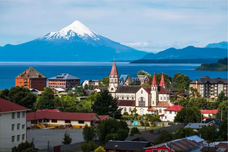 Esta ciudad ofrece conocer el Lago Llanquihue, el cual es ideal para bordear caminando.