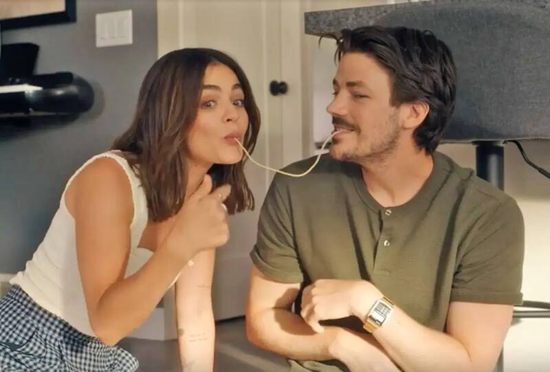 "Puppy Love" la protagonizan Lucy Hale y Grant Gustin. Créditos: Prime Video