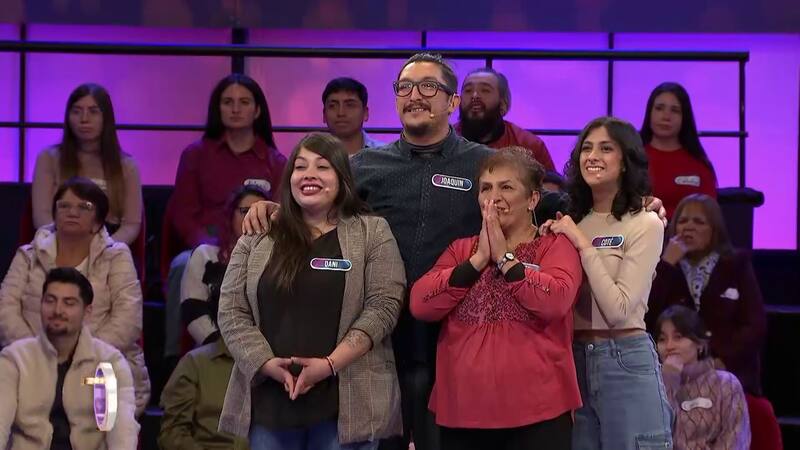 La familia emocionada tras el regalo del animador en "Qué dice Chile"
