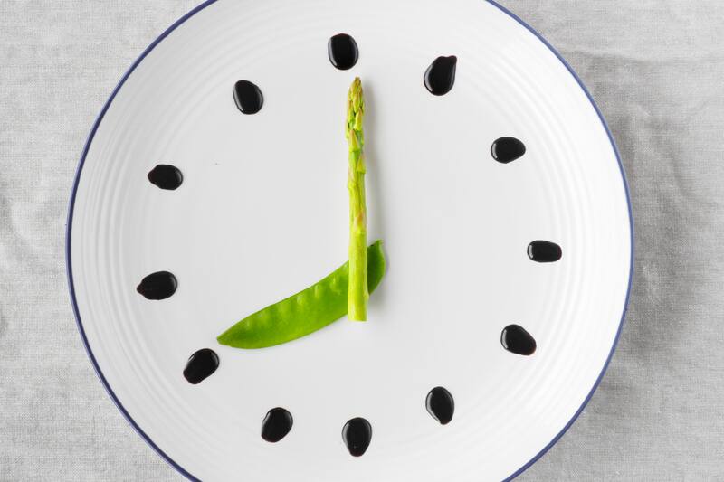 Descubre cuál es el horario recomendado para la última comida del día.