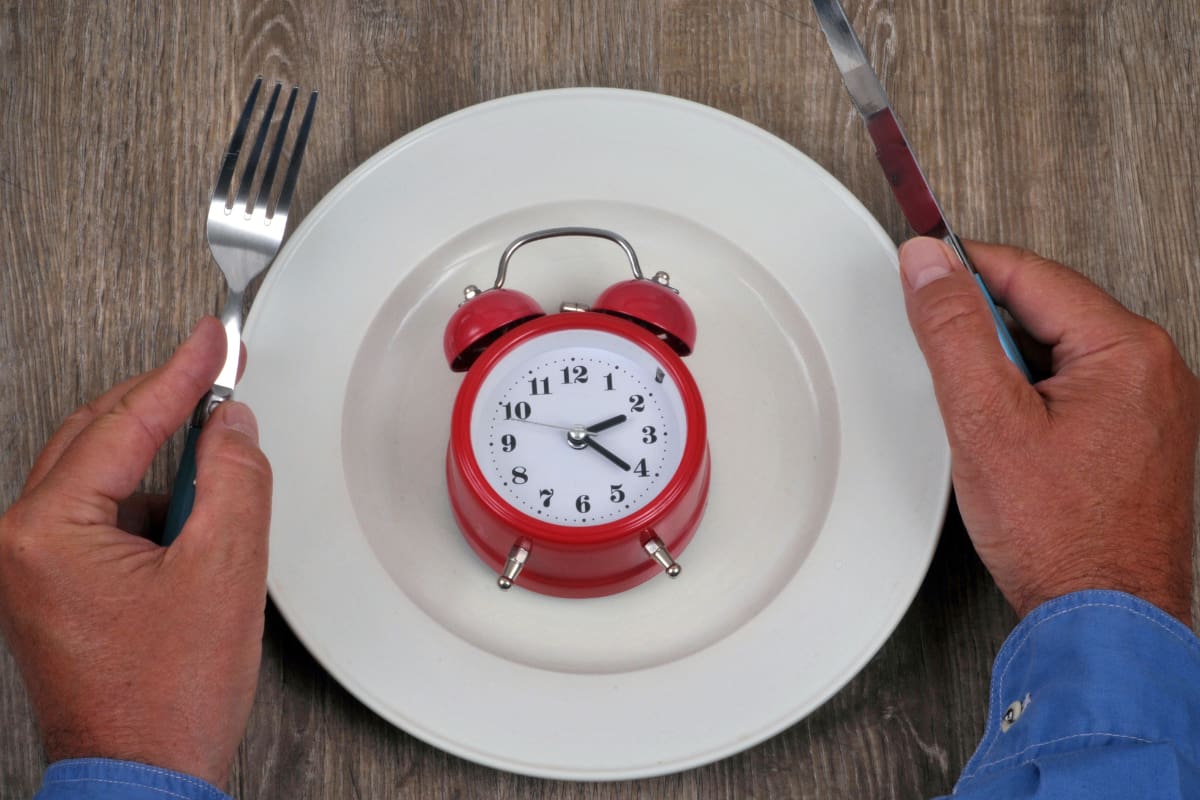 Revisa qué es lo que dice Harvard sobre el horario de la cena.