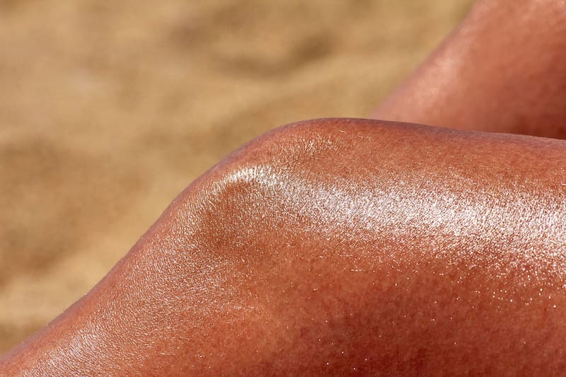 Pasar prolongadas horas bajo el sol sin los cuidados necesarios puede generar lesiones de diversa gravedad. Créditos: Unsplash.