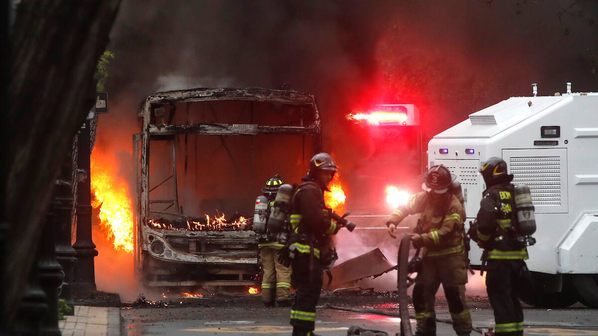 VIDEO | Dos buses fueron quemados por encapuchados en cercanías al Liceo de Aplicación
