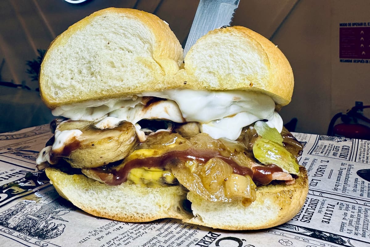 Esta es una de las más pedidas en el local. Además, incluye una porción de papas fritas. Foto: Alejandro Vega.