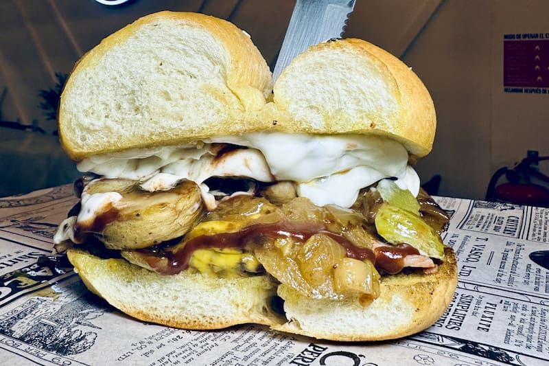 Esta es una de las más pedidas en el local. Además, incluye una porción de papas fritas. Foto: Alejandro Vega.