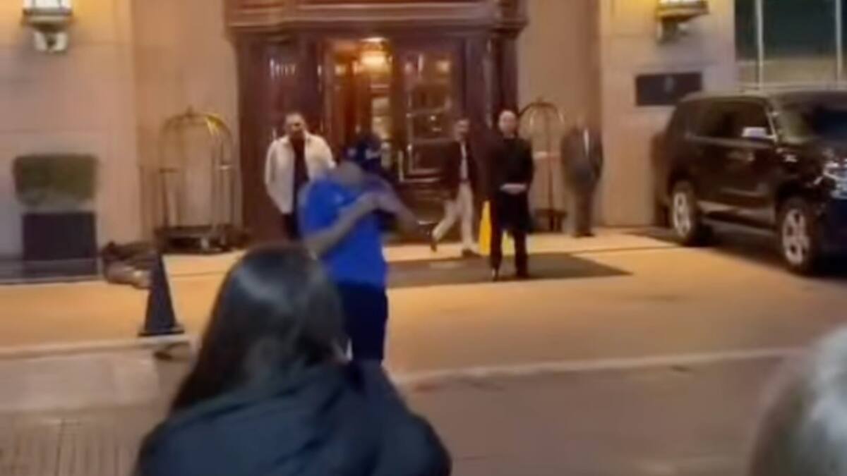 Quevedo sorprende y se luce con la camiseta de la U: besó hasta el escudo