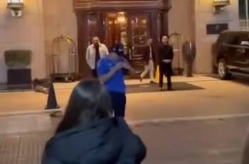 Quevedo sorprende y se luce con la camiseta de la U: besó hasta el escudo