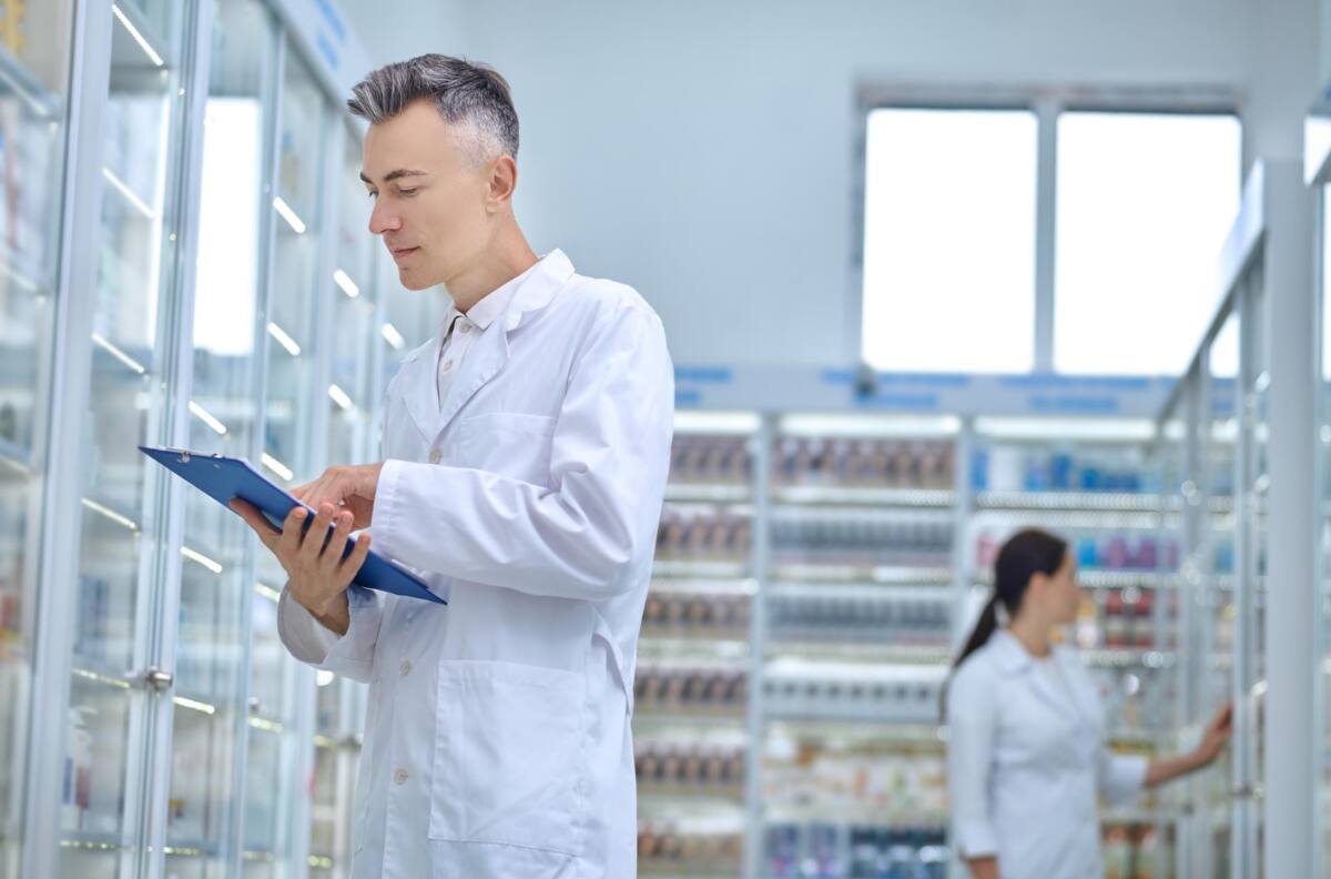 Estas son las universidades con mejor empleabilidad en Química y Farmacia: sueldos superan los $2 millones