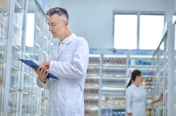 Estas son las universidades con mejor empleabilidad en Química y Farmacia: sueldos superan los $2 millones