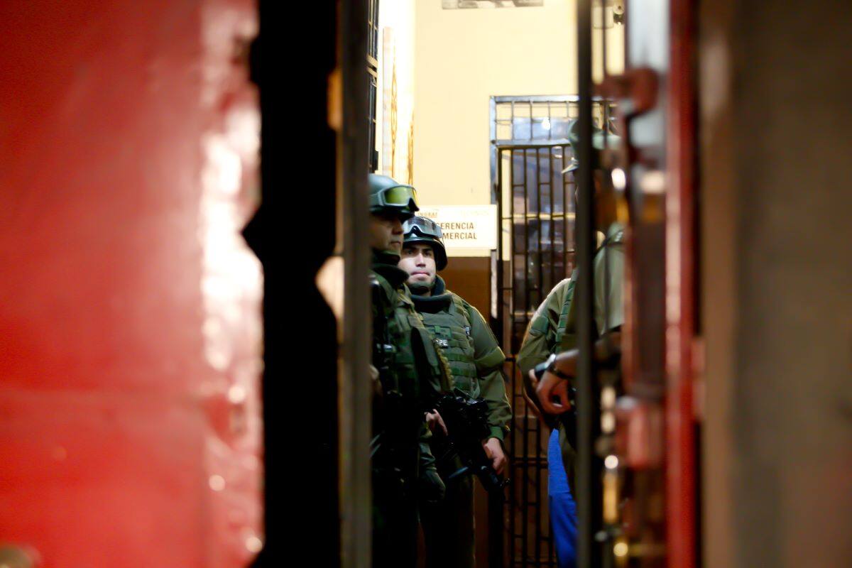 Por el momento, el dueño del local se encuentra detenido para ser interrogado. Créditos: ATON.