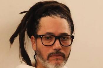 “Duele y mucho”: Árbol cayó sobre la casa de Quique Neira en medio del temporal