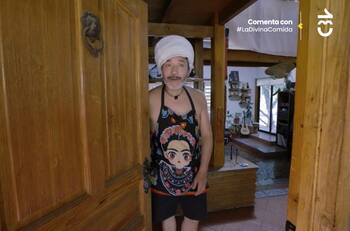 Llena de premios y con un altar rastafari: Así es la casa de Quique Neira