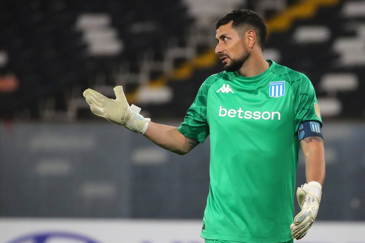 Gabriel Arias, todavía no define su continuidad en la Academia, club con el que termina contrato en diciembre.