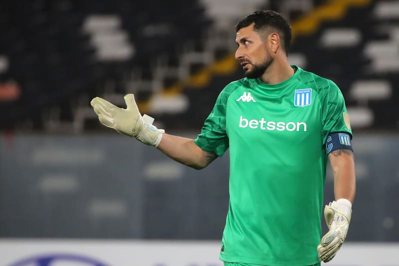 Gabriel Arias, todavía no define su continuidad en la Academia, club con el que termina contrato en diciembre.