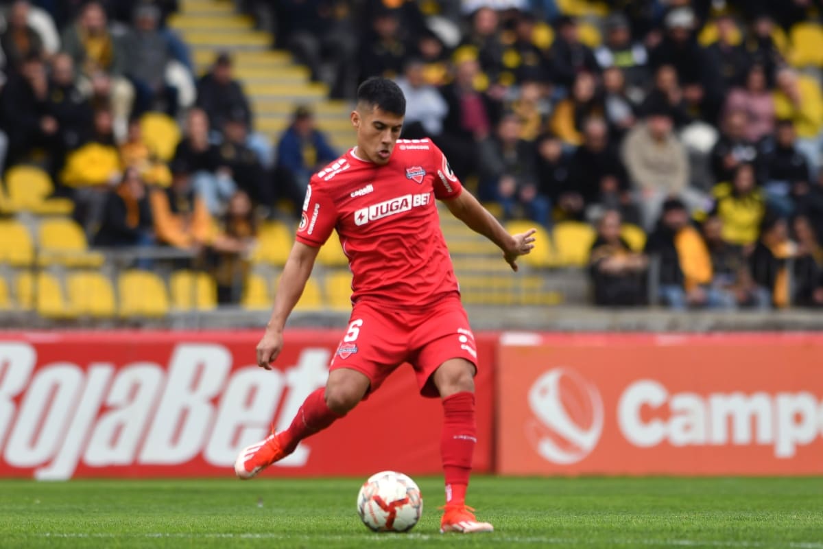 Rafael Caroca jugando por Ñublense.