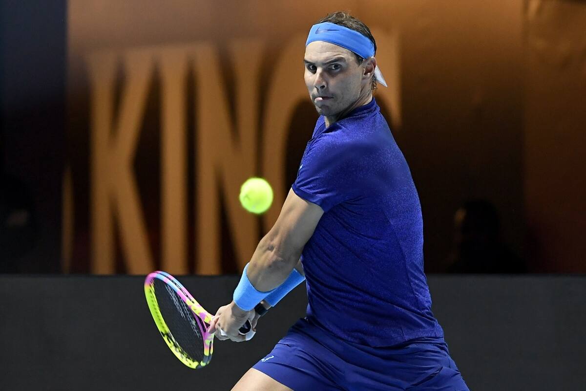realizó un potente remate contra Djokovic.