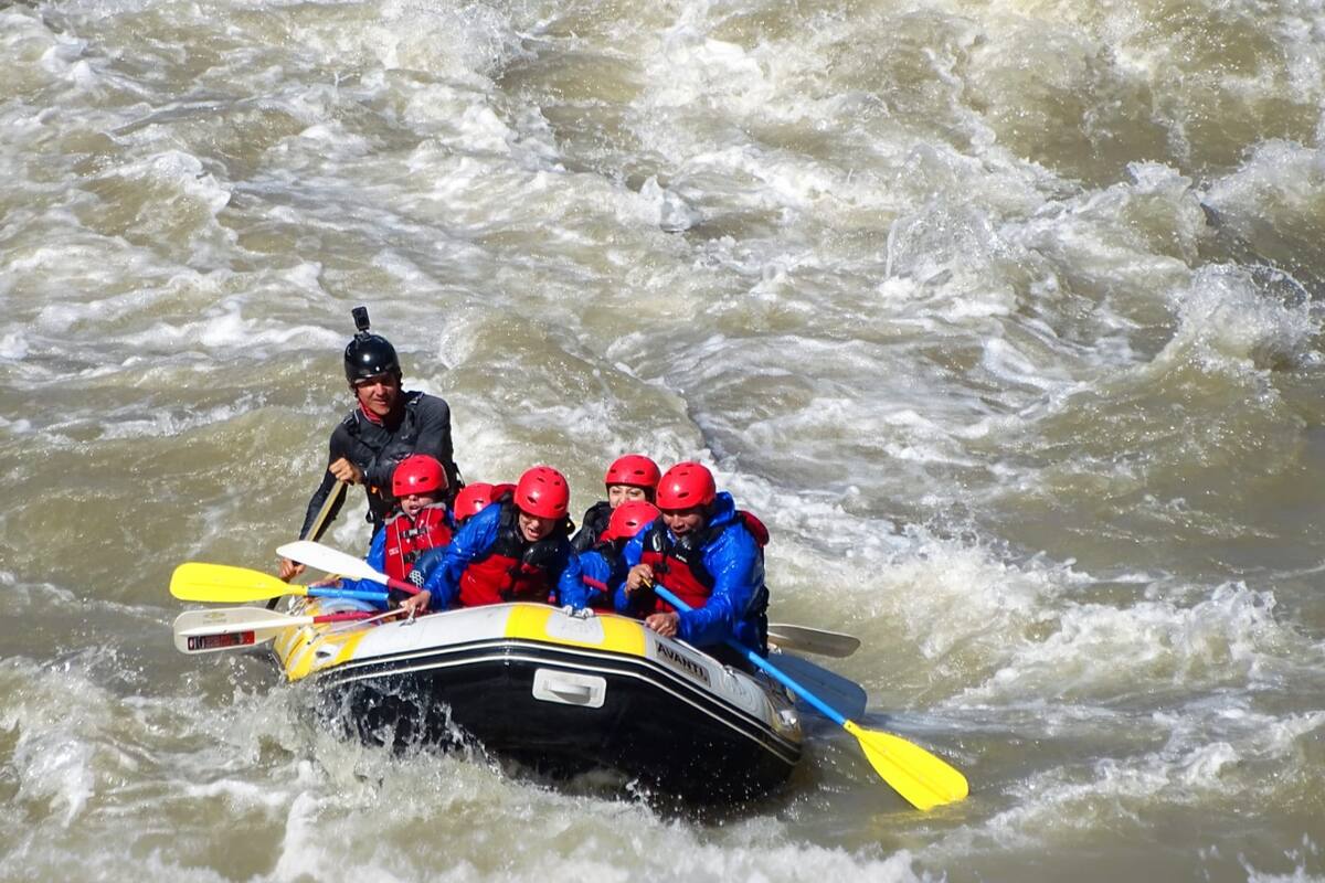Puedes asistir junto a tus amigos a disfrutar de un adrenalínico rafting.
Foto: Rafting Maipo Expediciones.